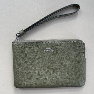 NWT Coach | Corner Zip Wristlet Green